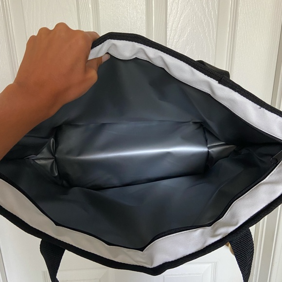 Japan Tokyo Disney Store Mickey and Minnie Cooler Bag // NWT - Picture 7 of 7